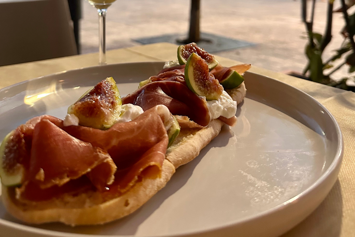 Fresella con fichi, stracciatella e prosciutto crudo